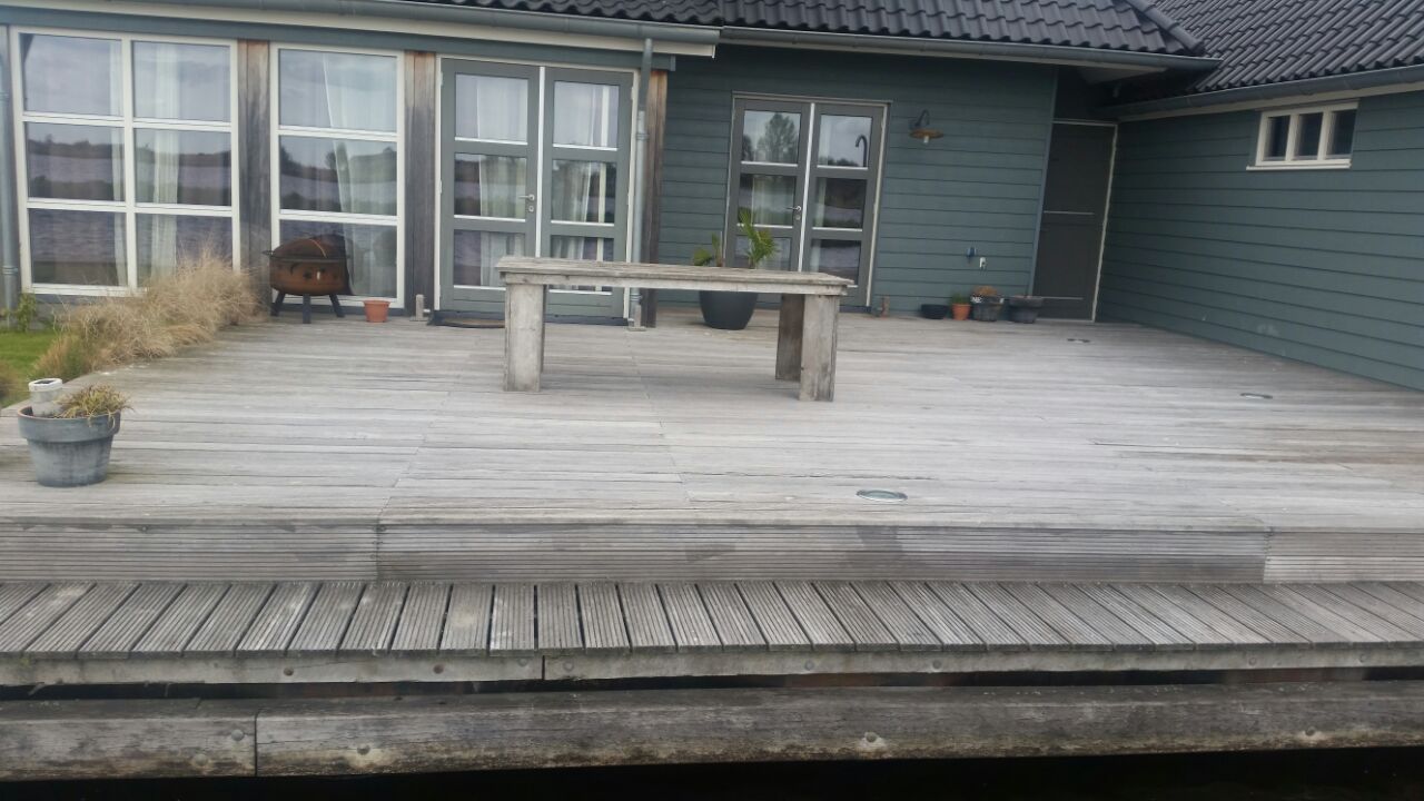 Schoonmaken van vlonder in achtertuin — foto 2 van het vlonderproject door Vlonderhoud