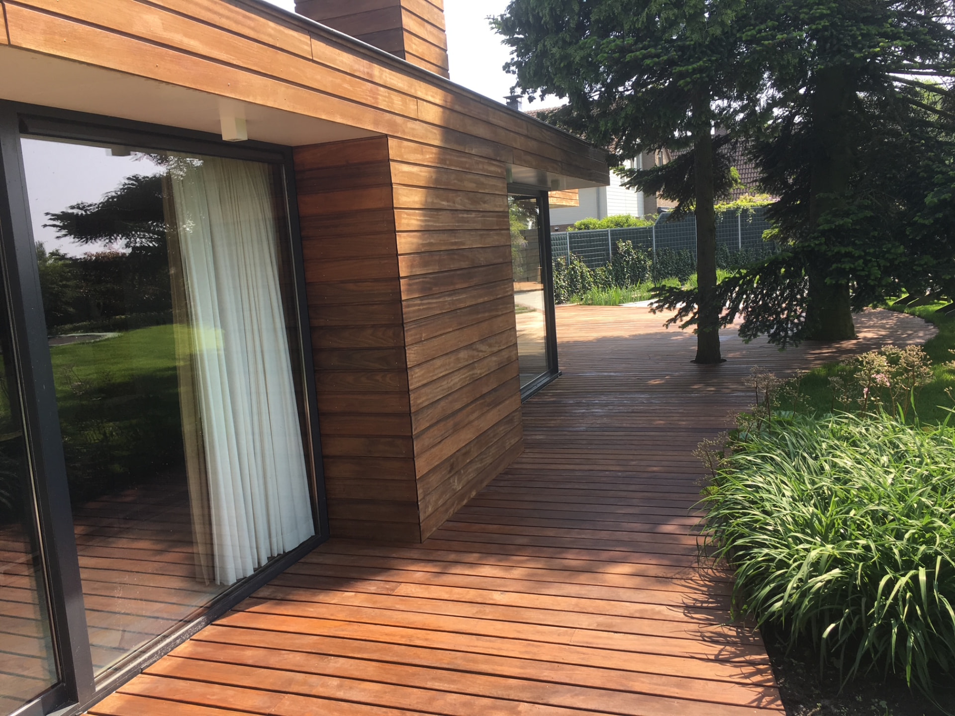 Oliën van vlonder in achtertuin — foto 2 van het vlonderproject door Vlonderhoud