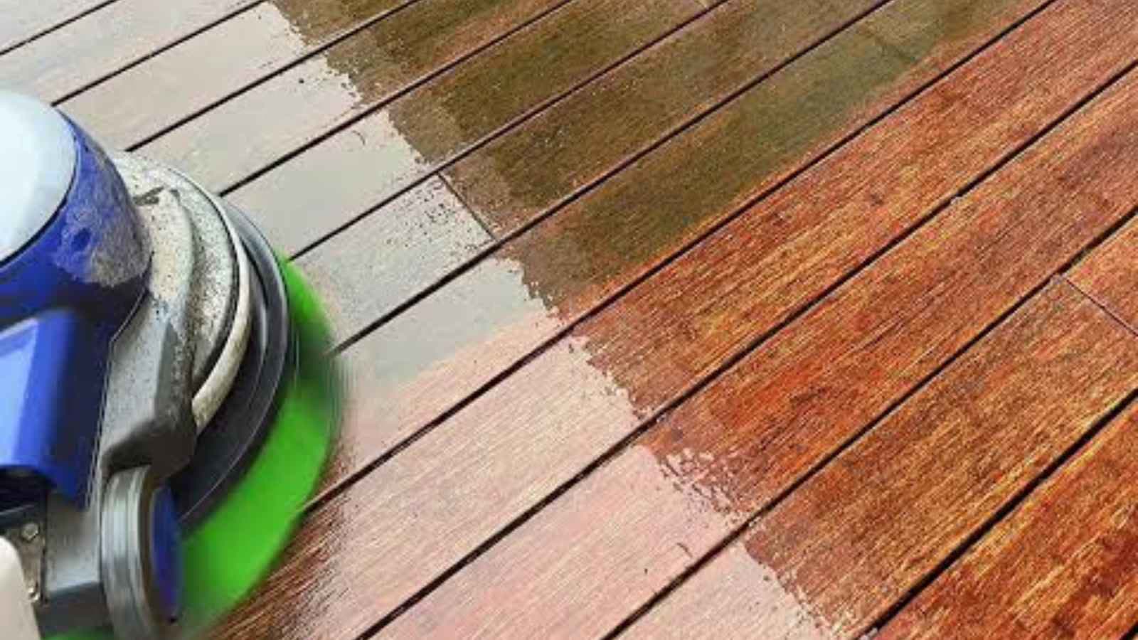 Vlonderreinigers kopen — Vlonderhoud Hardhouten vlonder wordt machinaal met schrobmachine behandeld: vlonderplanken reinigen waarbij groene aanslag en vergrijzing zichtbaar verdwijnen