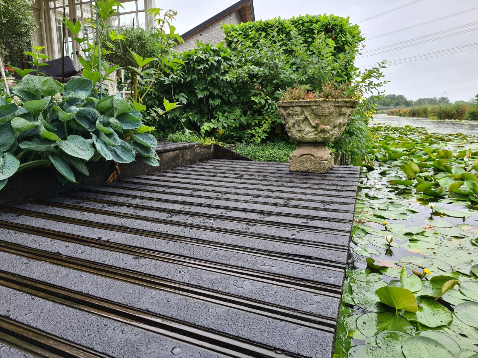 Antislip vlonderstroken in achtertuin — vlonderproject antislip door Vlonderhoud