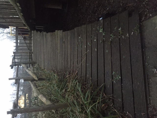 Antislip platen loopbrug bij woningen — foto 2 van het vlonderproject door Vlonderhoud Antislip platen loopbrug bij woningen — foto 2 van het vlonderproject door Vlonderhoud