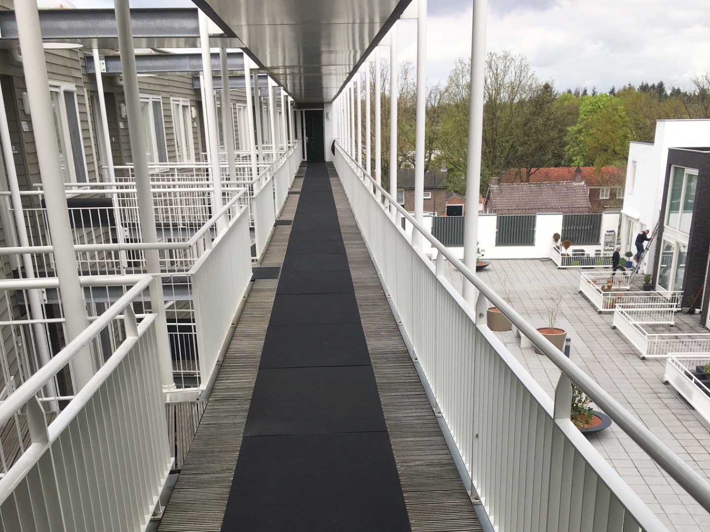 Antislip platen woningbouwcomplex Son en Breugel — vlonderproject antislip door Vlonderhoud