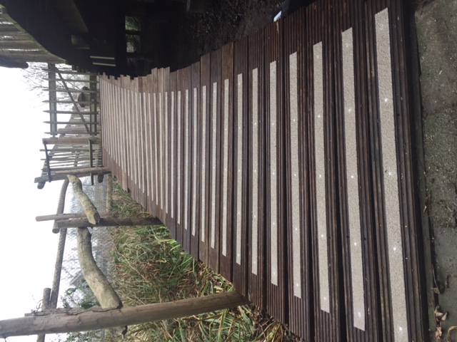 Antislip platen loopbrug bij woningen — vlonderproject antislip door Vlonderhoud