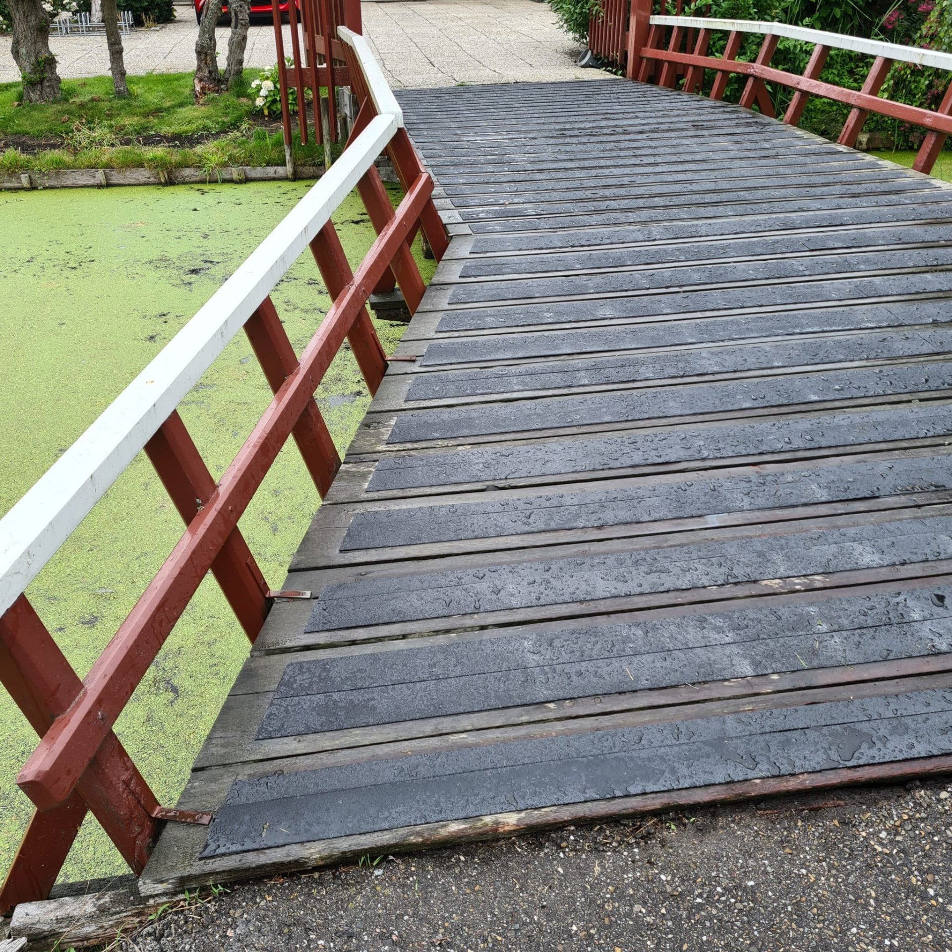Antislip vlonderstroken op brug in Stolwijk — foto 2 van het vlonderproject door Vlonderhoud