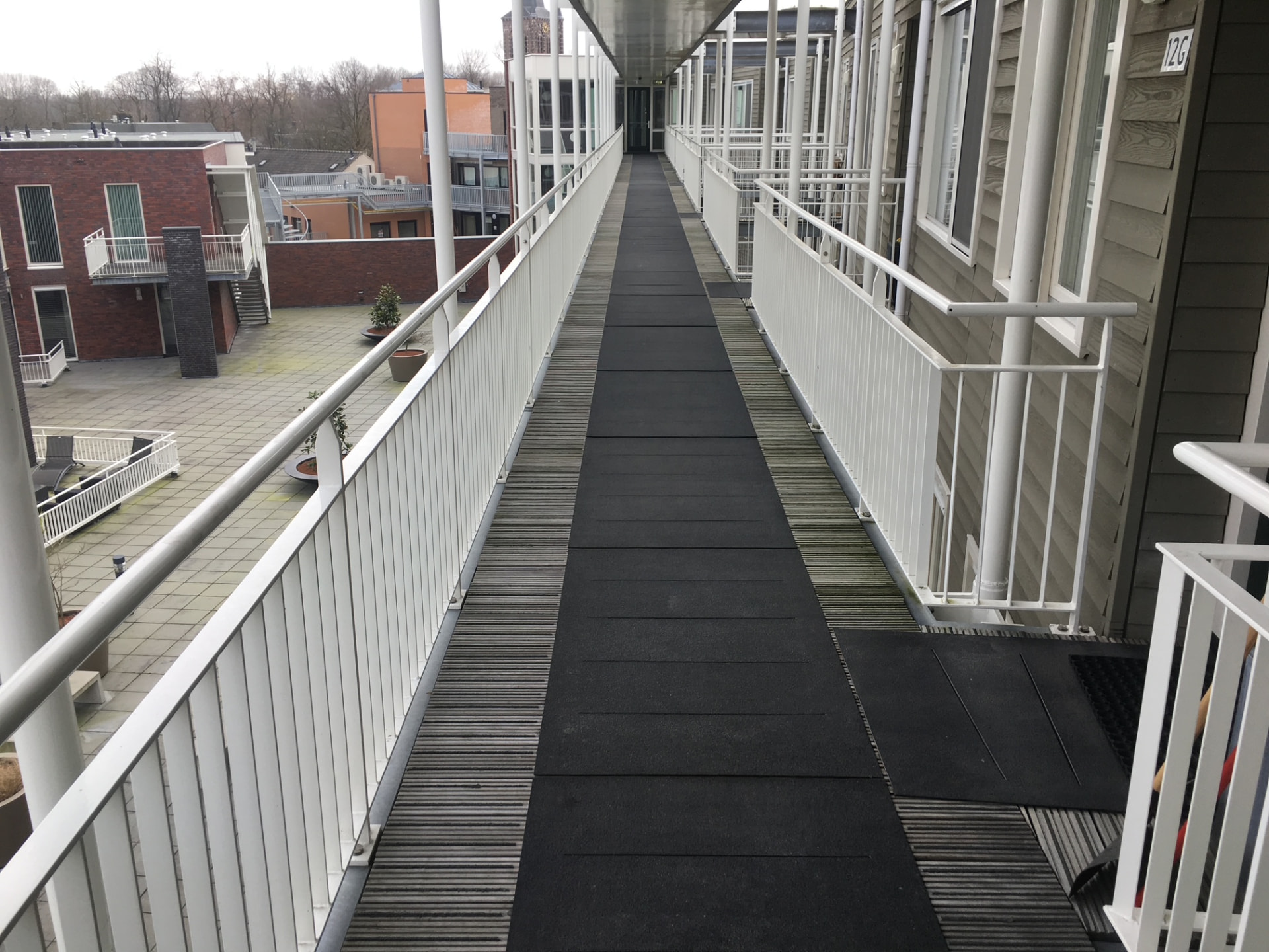 Antislip platen woningbouwcomplex Son en Breugel — foto 3 van het vlonderproject door Vlonderhoud Antislip platen woningbouwcomplex Son en Breugel — foto 3 van het vlonderproject door Vlonderhoud