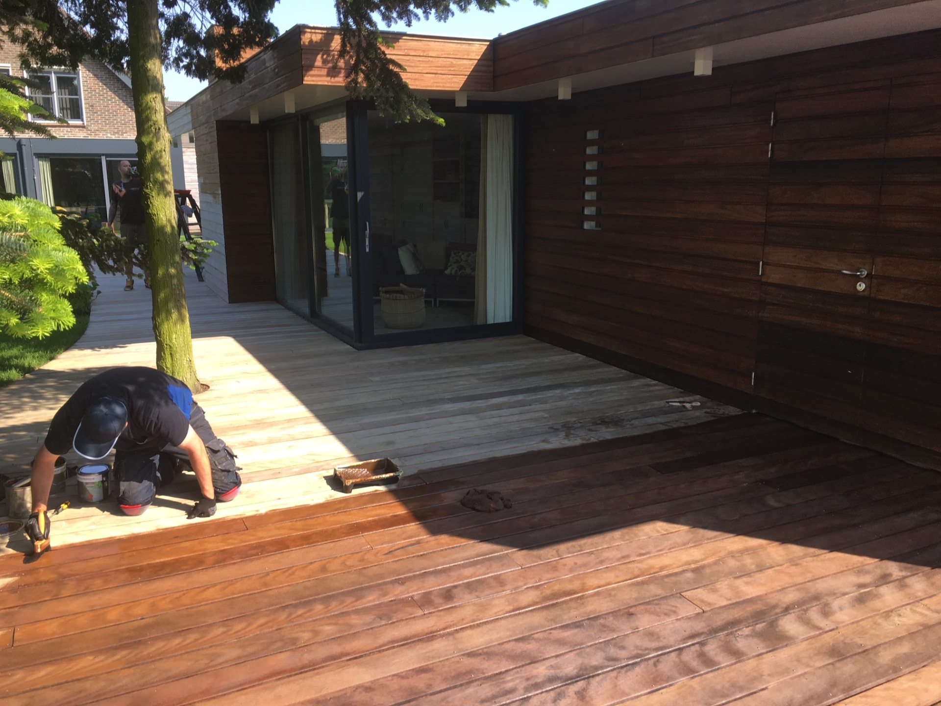 Oliën van vlonder in achtertuin — foto 3 van het vlonderproject door Vlonderhoud