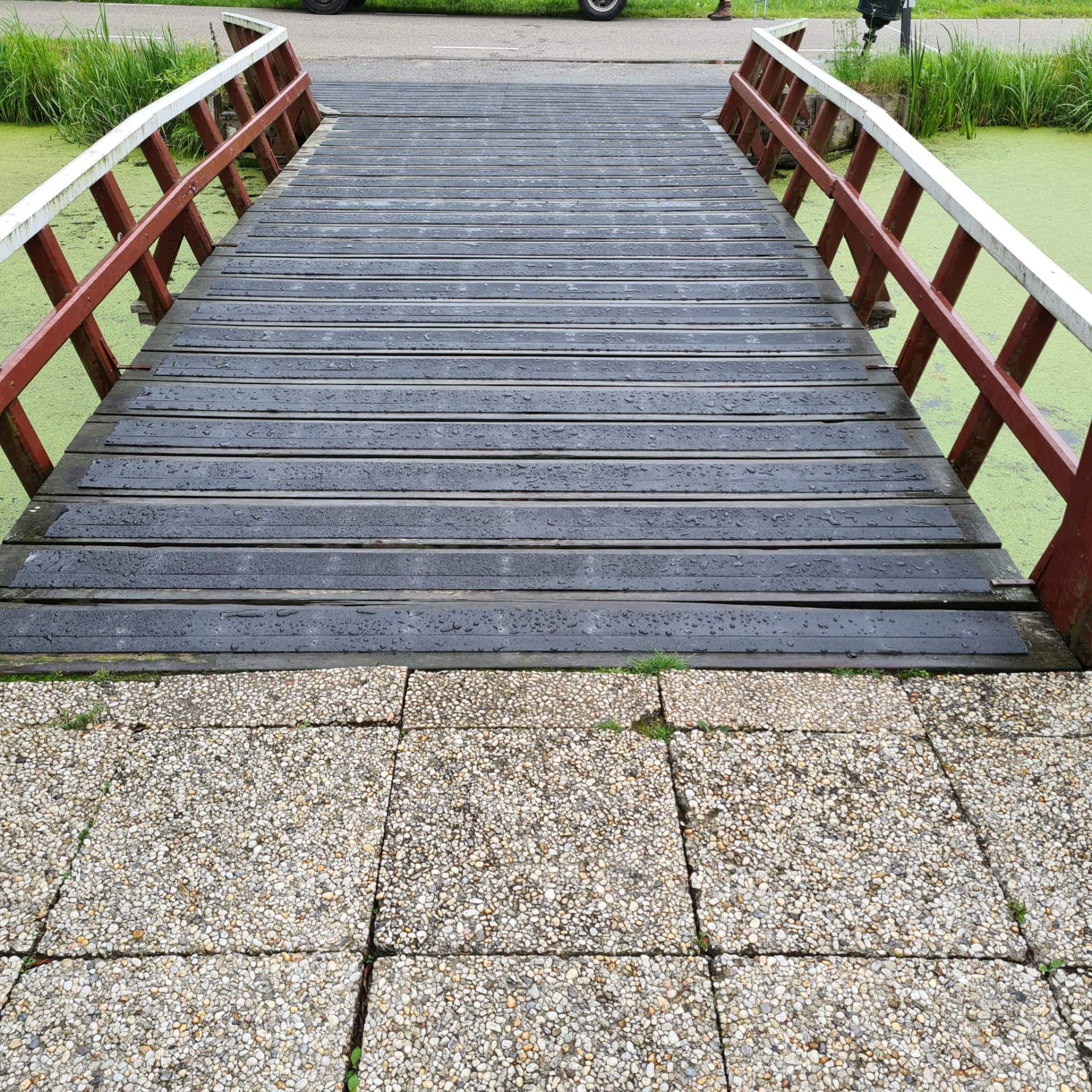 Antislip vlonderstroken op brug in Stolwijk — foto 3 van het vlonderproject door Vlonderhoud